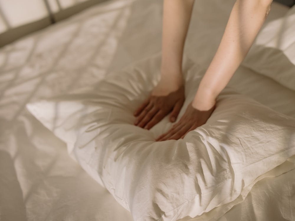 Pravidelné vetrání postele zabraňuje množení roztočů